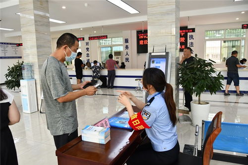 常德交警四大隊設立咨詢引導臺，貼心服務群眾與游客